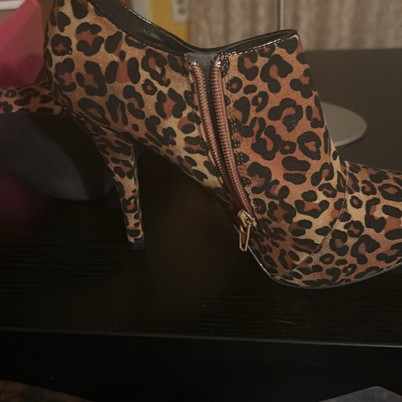 Qupid Leopard Print Booties - Picture 6 of 8